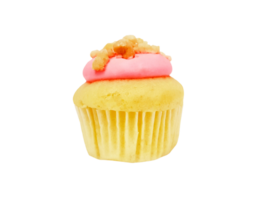 Cupcake con fragola crema e Marrone zucchero guarnizione isolato su trasparente sfondo con ritaglio sentiero o rendere selezione. fresco forno al forno. png trasparenza
