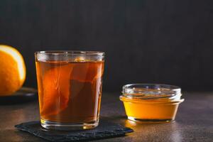 difícil alcohólico marrón mantequilla cóctel con naranja ánimo en un vaso foto