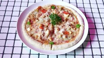 delizioso Pizza funghi, pomodori, formaggio, cipolla, olio, Pepe, sale, basilico, oliva e delizioso italiano Pizza video