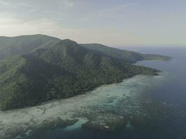 aéreo ver de karimunjawa islas, jepara, indonesio archipiélago, volcán isla, coral arrecifes, blanco arena playas parte superior turista destino, mejor buceo snorkel. foto