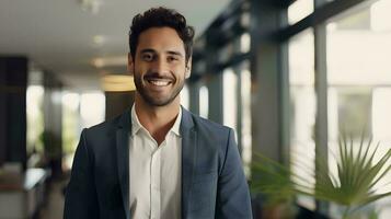 un hombre en un traje es sonriente en un oficina ai generativo foto