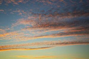 fondo borroso cielo azul y nubes blancas esponjosas. foto