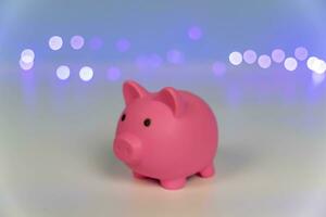 rosado cerdito banco en un nuevo años Navidad antecedentes con festivo luces foto