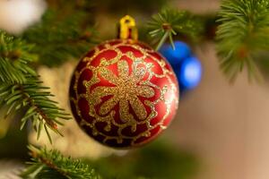 Navidad árbol juguetes en el ramas de el Navidad árbol. rojo Navidad pelota foto