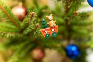 Navidad árbol juguetes en el ramas de el Navidad árbol. foto