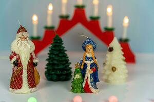 Papa Noel noel, nieve doncella y Navidad árbol. celebrando el nuevo año foto