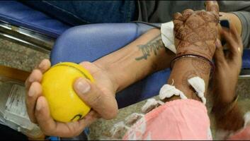 delhi, India, Maggio 2, 2023 -sangue donatore a sangue donazione campo tenuto con un' rimbalzante palla Tenere nel mano a balaji tempio, vivek vihar, delhi, India, Immagine per mondo sangue donatore giorno su giugno 14 ogni anno video