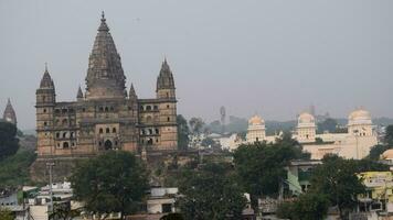 orcha, India, abril 21, 2023 - hermosa ver de orchha palacio fuerte, raja mahal y chaturhuj templo desde jahangir mahal, orcha, madhya pradesh, jahangir mahal - orchha fuerte en orcha, mp video