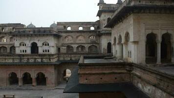 orchha, Inde, avril 21, 2023 - magnifique vue de orchha palais fort, raja mahal et chaturhuj temple de jahangir Mahal, orchha, madhya pradesh, jahangir mahal - orchha fort dans orchha, mp video