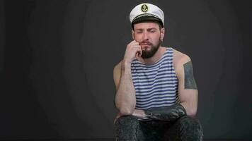 barbuto skipper ottenere annoiato isolato su buio grigio sfondo video