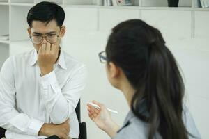 concepto de atención médica de un médico psicólogo profesional que consulta en una sesión de psicoterapia o asesora en el diagnóstico de salud. foto