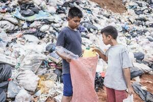 pobreza en India, un niño recoge basura en un vertedero sitio, concepto de sustento de pobre niños niño mano de obra. niño mano de obra, humano tráfico, pobreza concepto. foto