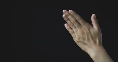 namaste o namaskar manos gesto, Orando manos con fe en religión y creencia en Dios en oscuro fondo, oración posición. foto