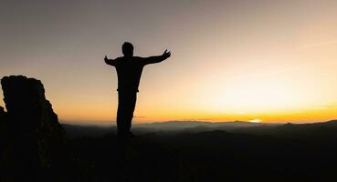 humano manos abierto palma arriba culto, Orando manos, Copiar espacio de hombre subir mano arriba en parte superior de montaña y puesta de sol cielo resumen antecedentes. libertad y viaje aventuras concepto. foto