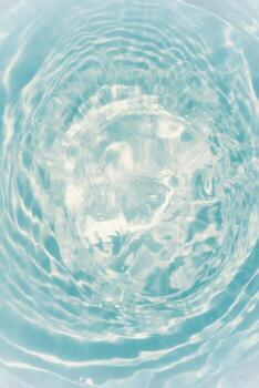 desenfoque borroso transparente color azul claro agua tranquila textura superficial con salpicaduras y burbujas. fondo de naturaleza abstracta de moda. ondas de agua a la luz del sol con espacio de copia. acuarela azul brillante foto