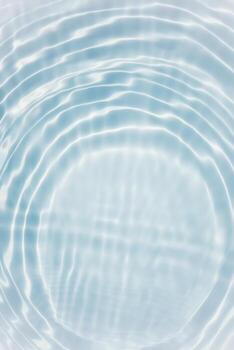 desenfoque borroso transparente color azul claro agua tranquila textura superficial con salpicaduras y burbujas. fondo de naturaleza abstracta de moda. ondas de agua a la luz del sol con espacio de copia. acuarela azul brillante foto