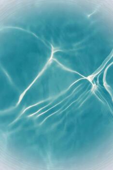 desenfoque borroso transparente color azul claro agua tranquila textura superficial con salpicaduras y burbujas. fondo de naturaleza abstracta de moda. ondas de agua a la luz del sol con espacio de copia. acuarela azul brillante foto