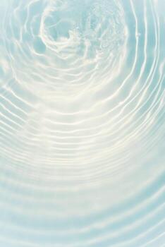 desenfoque borroso transparente color azul claro agua tranquila textura superficial con salpicaduras y burbujas. fondo de naturaleza abstracta de moda. ondas de agua a la luz del sol con espacio de copia. acuarela azul brillante foto