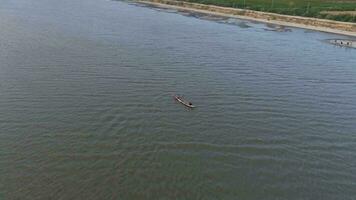 aéreo ver de un pescador en su barco en el lago video