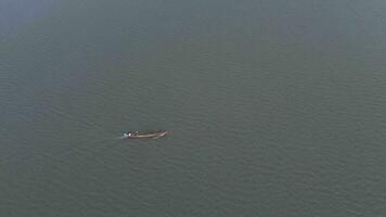 aéreo ver de un pescador en su barco en el lago video