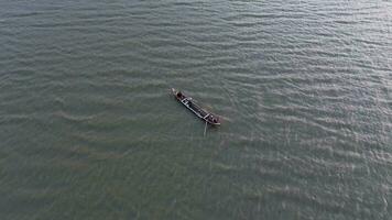 aereo Visualizza di un' pescatore su il suo barca nel il lago video