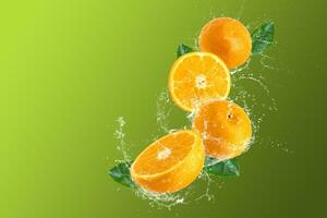 creativo diseño hecho desde naranjas y naranja Fruta y agua salpicaduras en un verde antecedentes. foto
