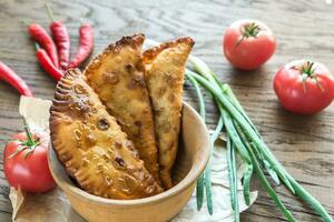 empanadas de carne en el fondo de madera foto