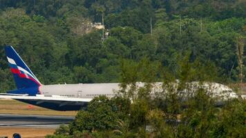 Phuket, Thaïlande février 20, 2023 - Boeing 777 de aéroflot atterrissage, émouvant et freinage à phuket aéroport. avion en arrivant, côté voir. avion sur le Contexte de le océan video