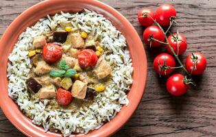 tailandés verde pollo curry con mezcla de blanco y salvaje arroz foto