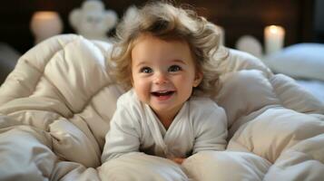 linda bebé niña con Rizado pelo acostado en cama a hogar. foto