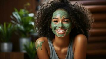 hermosa africano americano mujer con verde arcilla facial máscara a hogar. foto