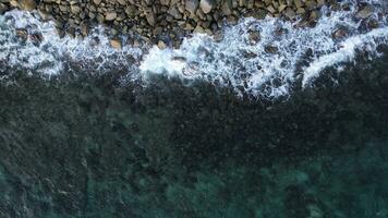 aéreo ver de Guijarro playa con azul mar foto