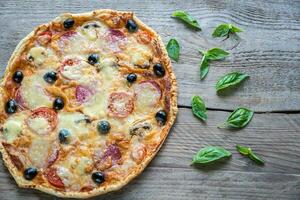 pizza en el tablero de madera foto