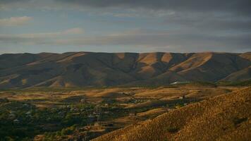 rural paisaje a puesta de sol en el montañas. ver desde el colina. foto