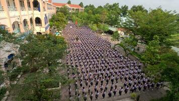 primaire école élèves sont dansant la cérémonie dans une cour d'école. pouvez quoique, vietnam video