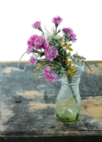 weinig bloesem roze bloemen in glas vaas versierd Aan wijnoogst houten tafel in natuurlijk tuin huis Aan transparant png
