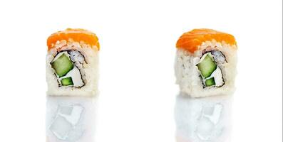 conjunto de Tres Sushi rollos en un blanco plato con reflexión. Sushi rodar con arroz, tofu queso, volador pescado hueva, cangrejo carne y palta, salmón. Sushi menú. japonés y asiático cocina, restaurante. foto