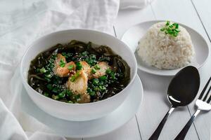 coreano algas marinas sopa con carne en blanco cuenco y hervido arroz. cumpleaños sopa. tradicional coreano cocina. sano dieta. el embarazo. costumbre. foto