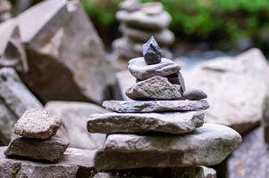 suave enfocar, de cerca de un apilar de piedras en Perfecto equilibrar en un montaña bosque. rock pirámide, rock equilibrio Arte. meditación, balance, paz. pasatiempo. foto