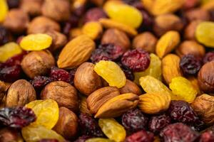 mezcla de seco frutas sano meriendas. Almendras, Pasas, avellanas, arándanos clasificado nueces y seco bayas. selectivo enfocar, atención en el frente. sano comida concepto foto