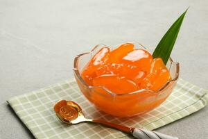 Manisan kolang-kaling, o Preservado azúcar palma Fruta con naranja color, indonesio bebida y postre durante el mes de Ramadán. foto