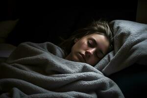 un mujer es dormido debajo un cobija en un oscuro habitación generativo ai foto