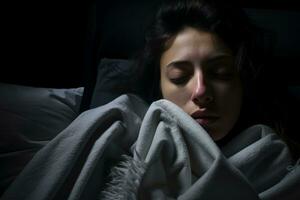 un mujer dormido en cama con un cobija terminado su cabeza generativo ai foto