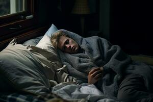un joven hombre es envuelto en un cobija en un cama generativo ai foto