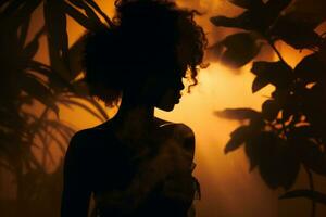 silueta de un mujer con afro pelo en pie en frente de plantas generativo ai foto