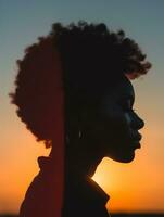 un silueta de un mujer con un afro en frente de un puesta de sol generativo ai foto