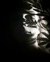 un mujer en el oscuro con hojas en su cara generativo ai foto
