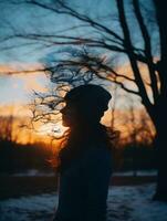 un mujer con su pelo soplo en el viento a puesta de sol generativo ai foto