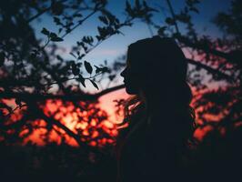 silueta de un mujer en pie en frente de un árbol a puesta de sol generativo ai foto