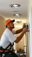 electricista instalando nuevo ligero accesorios en un hogar foto